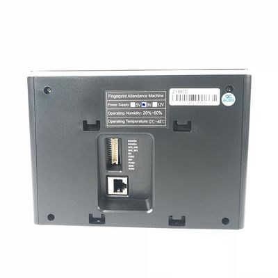 Работники пробивают настольный биометрический таймер отпечатка пальцев