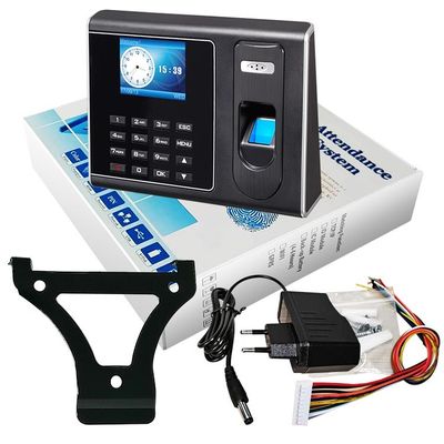 Работники пробивают настольный биометрический таймер отпечатка пальцев